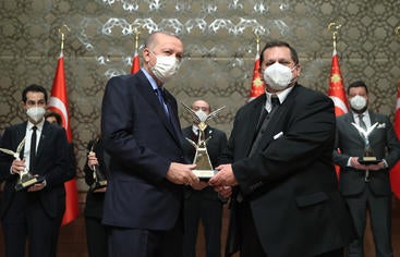 Cengiz Ozkan receives Turkey's TUBITAK Award.